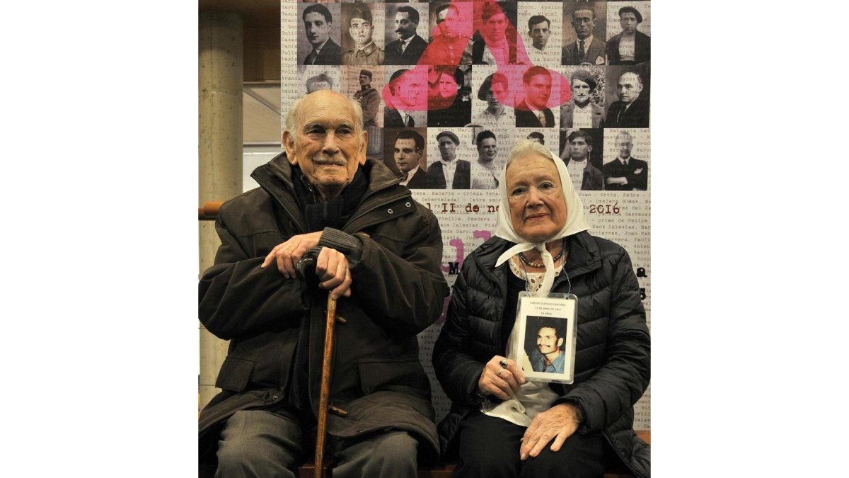 Vicente Almudéver y y Nora Cortiñas ante el cartel de la Semana de la Memoria Histórica.-VALENTÍN GUISANDE