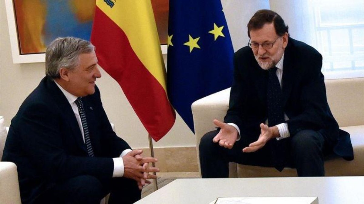 Antonio Tajani y Mariano Rajoy, durante la reunión que han mantenido ambos este viernes en la Moncloa.-AFP / GERARD JULIEN