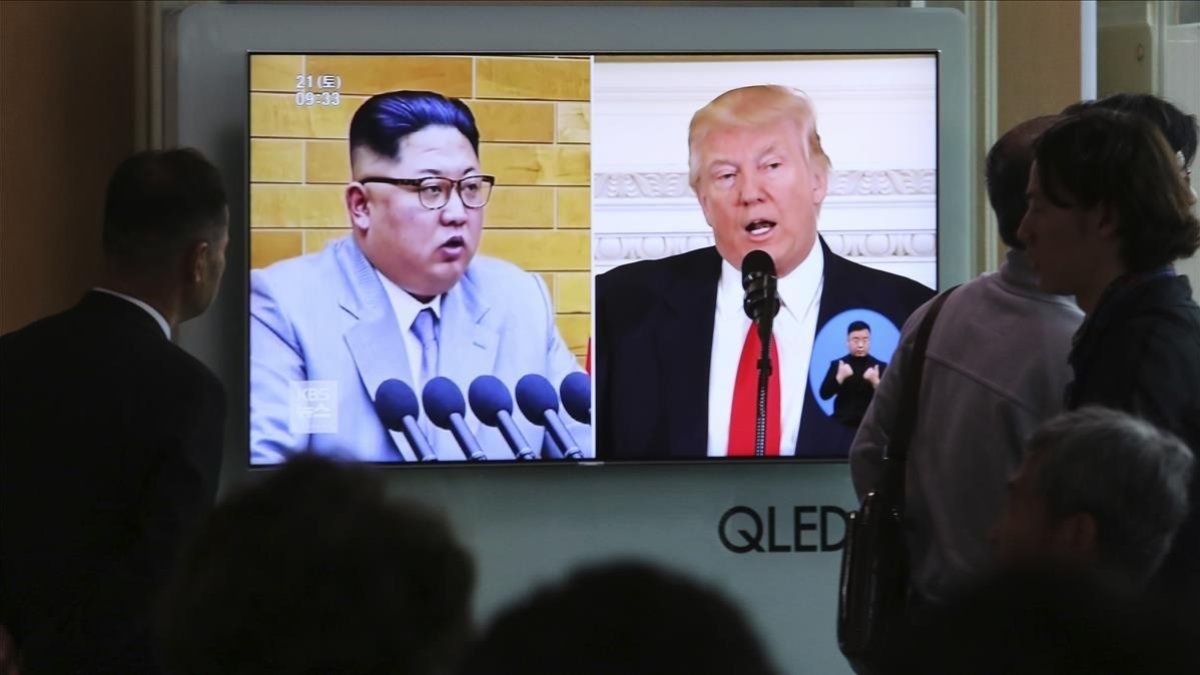 El líder norcoreano Kim Jong-un y el presidente de EEUU, Donald Trump, en un informativo de la televisión de Corea del Sur.-AP / AHN YOUNG-JOON