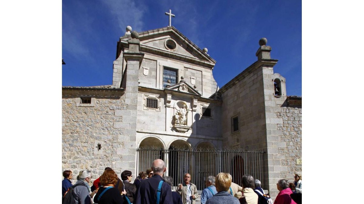 Turistas visitando el convento de San José, primera fundación de Santa Teresa de Jesús-Ical
