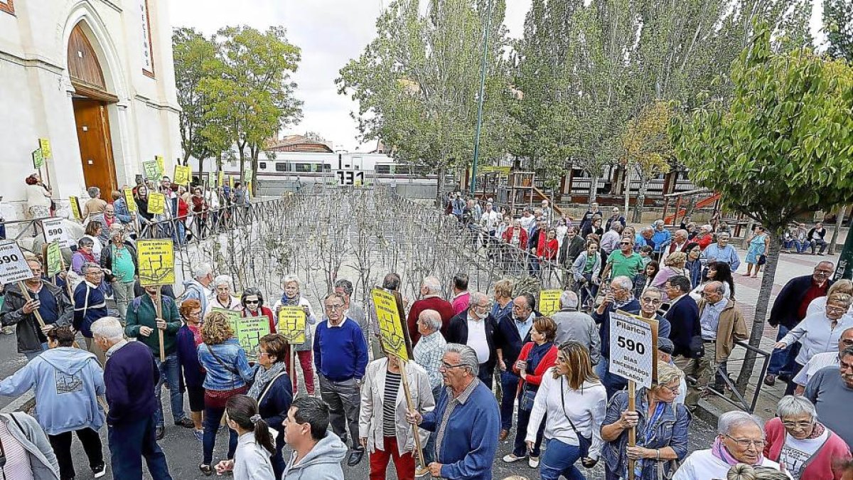 Protesta de los vecinos de La Pilarica el pasado 15 de septiembre en la plaza de Rafael Cano.-PABLO REQUEJO / PHOTOGENIC