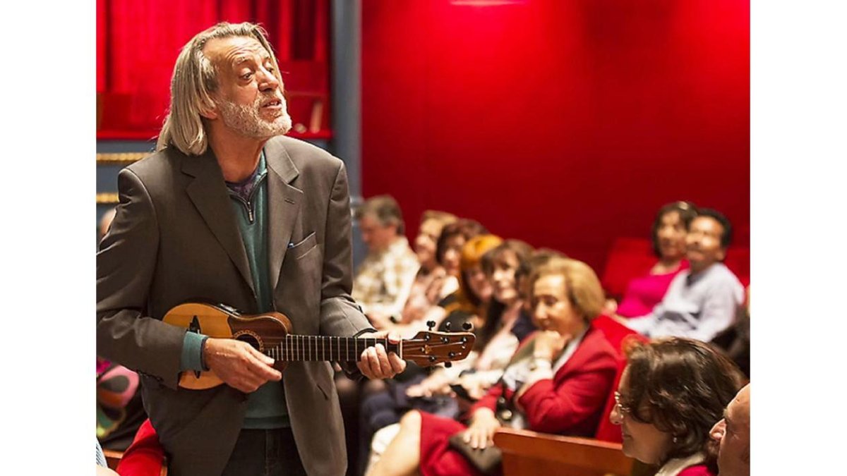El cantautor Luis Pastor, ayer en el teatro Zorrilla-F.L.