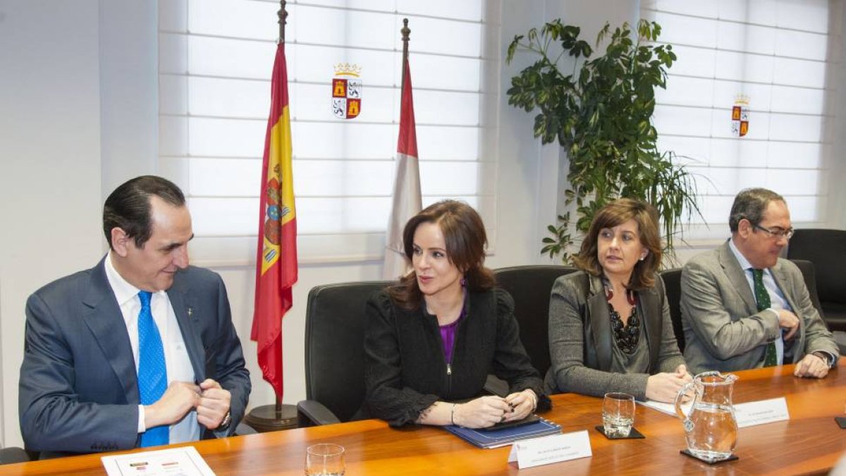 La consejera de Agricultura y Ganadería, Silvia Clemente, y la viceconsejera de Política Económica, Empresa y Empleo, Begoña Hernández, asisten a la firma de un programa de apoyo financiero urgente para empresas, pymes y autónomos proveedores de Campofrío-Ical