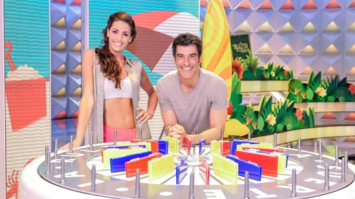 Laura Moure y Jorge Fernández en el plató de La ruleta de la suerte.-EL PERIÓDICO