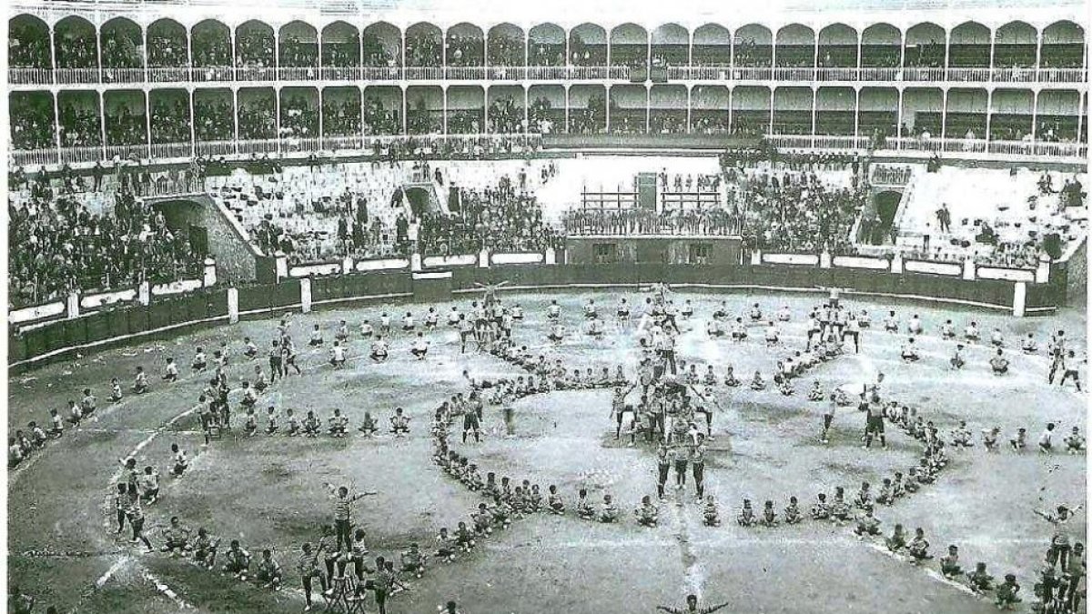 Una de las muchas exhibiciones gimnásticas en la Plaza de Toros a cargo del Colegio Lourdes, a principios del siglo XX.-J. M. O.