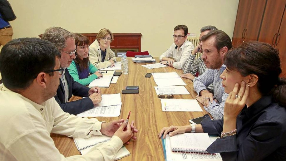 Reunión de concejales electos del PSOE y Toma La Palabra-J. M. Lostau