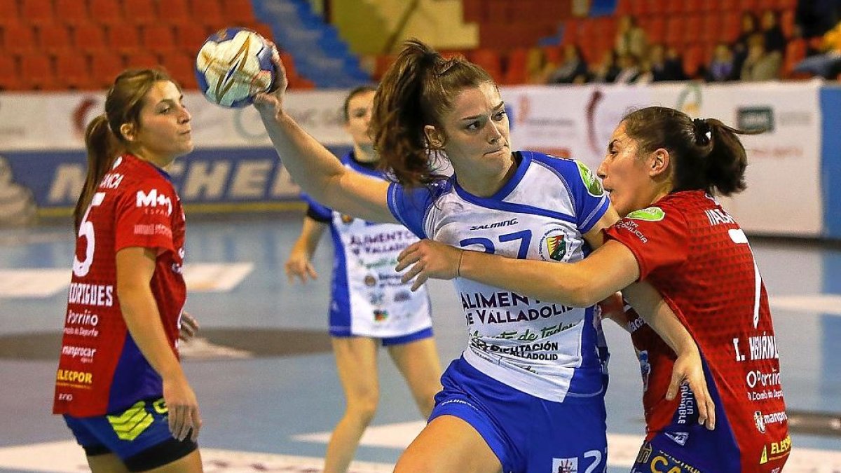 Elena Cuadrado pelea con Inés Hernández para tratar de lanzar a portería.-J.M. LOSTAU