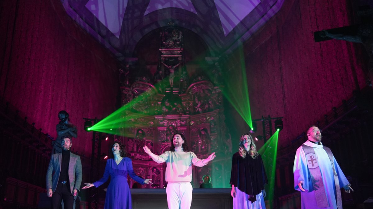 Representación de 'Vía Crucis, el Musical' en la Catedral de Valladolid. / LOSTAU