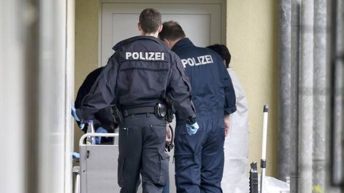 Agentes de policía y expertos en explosivos trabajan en un apartamento de Obreusel, cerca de Fráncfort (Alemania) donde la policía alemana detuvo esta madrugada a dos presuntos yihadistas.-Foto:   EFE / BORIS ROESSLER