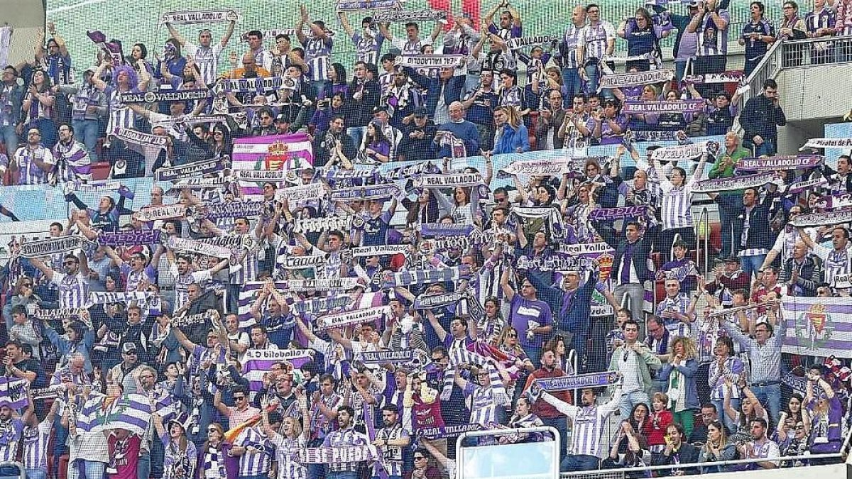 Seguidores blanquivioleta apoyan a su equipo en la grada del Wanda, último desplazamiento del Real Valladolid.-PHOTO-DEPORTE