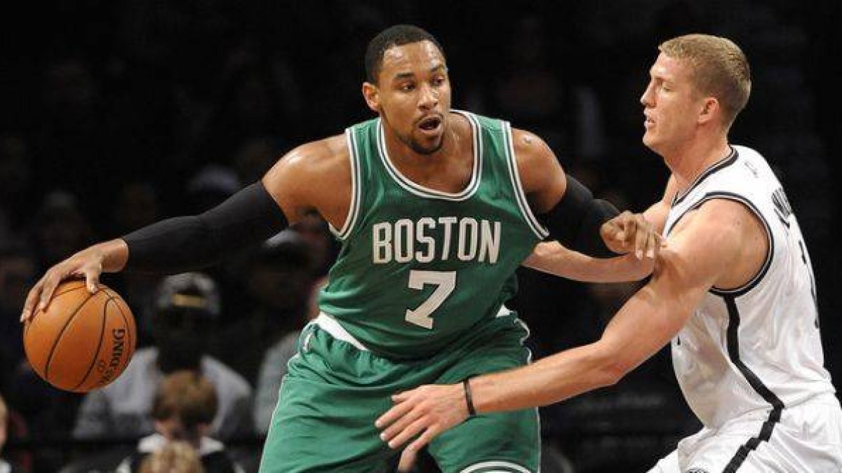 Jared Sullinger trata de deshacerse de Mason Plumlee, durante el partido experimental de 44 minutos.-Foto: AP / KATHY KMONICEK