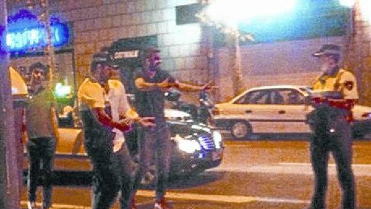Piqué discute con dos agentes de la Guardia Urbana de Barcelona, el pasado 13 de octubre.-