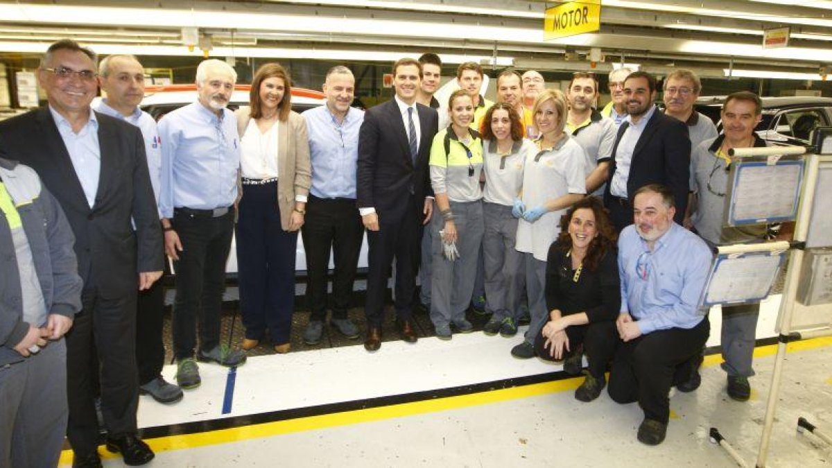 Albert Rivera durante la visita de hoy a la planta de Opel en Figueruelas (Zaragoza).-JAIME GALINDO