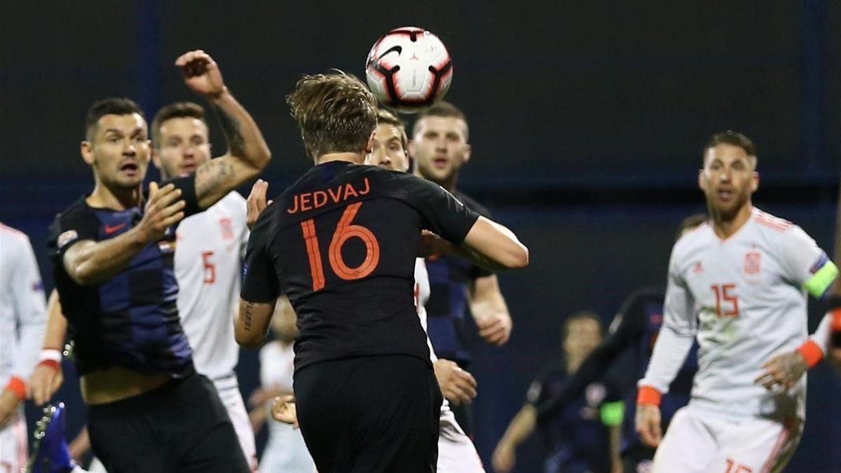 Jedvaj, en el momento de marcar uno de sus goles.-
