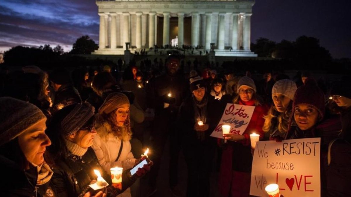 Protesta contra el veto migratorio del Gobierno de Donald Trump frente al monumento a Lincoln en Washington.-GETTY IMAGES / ZACH GIBSON