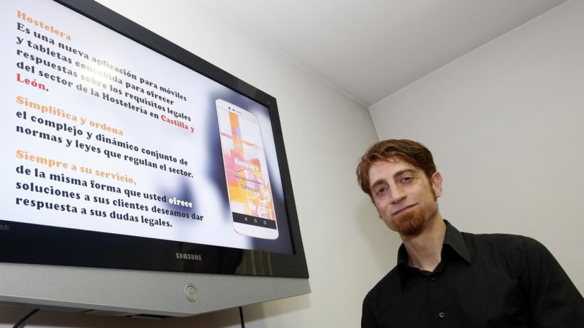 El director ejecutivo de la empresa Nubedocs, Francisco García, presenta la aplicación de la que denominan 'La guía legal para la hostelería de Castilla y León'.-ICAL