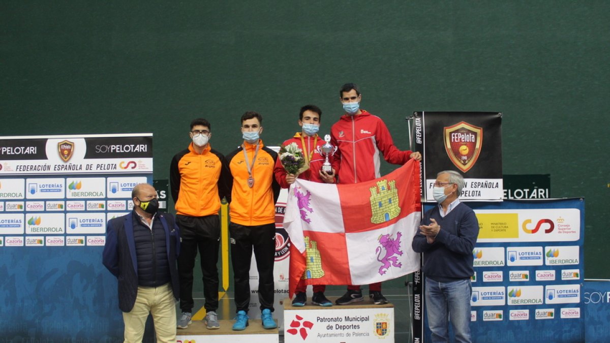 Álvaro Vegas junto a Alfonso Pérez en el primer cajón del podio. / E.M.