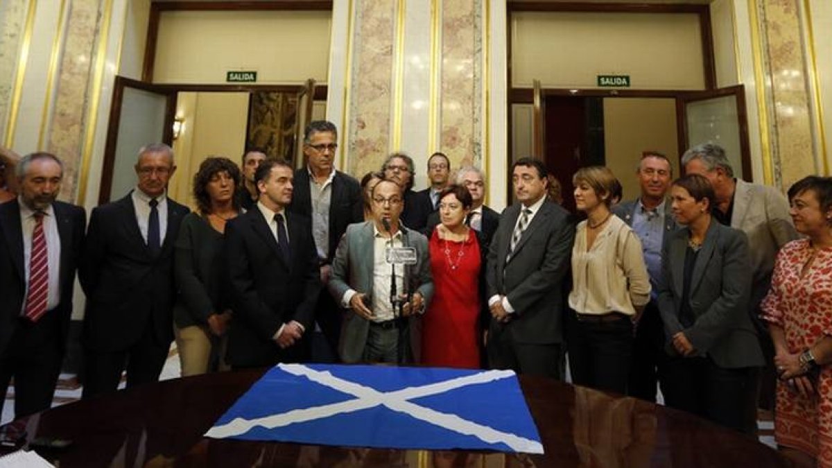 Diputados nacionalistas y de grupos minoritarios en el acto de apoyo al referendo de Escocia, este jueves en el Congreso, en Madrid.-Foto: JUAN MANUEL PRATS