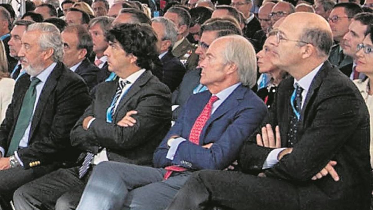 Los presidentes de Adif, Gonzalo Ferre, y de Renfe, Pablo Vázquez (d).-E.M