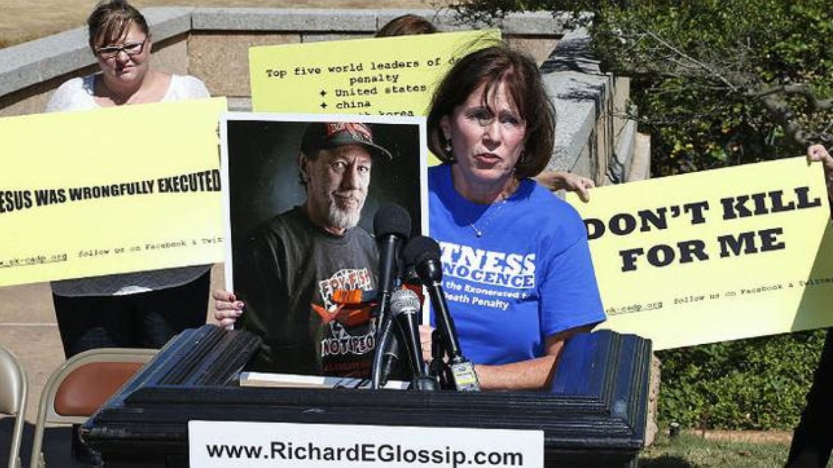 Nancy Vollertsen, con la foto de su hermano, Greg Wilhoit, quien pasó cinco años en el corredor de la muerte de Oklahoma antes de ser exonerado, por participar en una manifestación para detener la ejecución de Richard Glossip.-AP / SUE OGROCKI