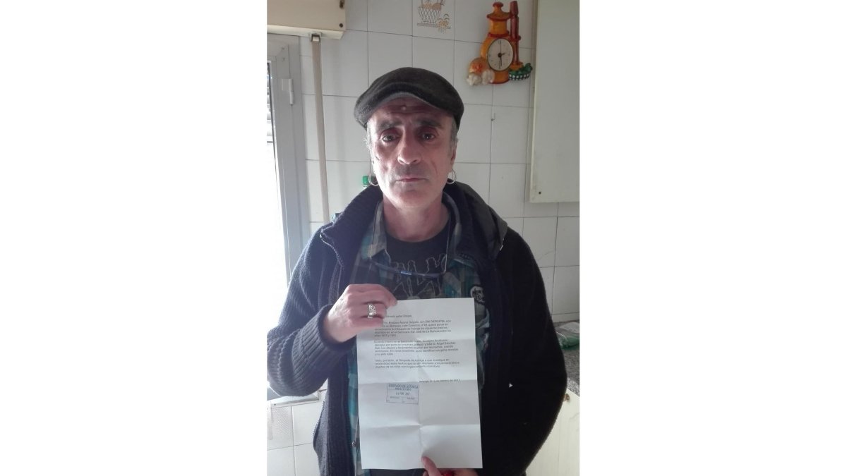 El ex seminarista Emiliano Álvarez, con la denuncia.-EL MUNDO