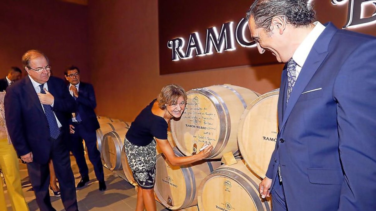 El presidente de la Junta, Juan Vicente Herrera, y la ministra de Agricultura, Isabel García Tejerina, en la nueva Bodega Ramón Bilbao.-J.M. LOSTAU