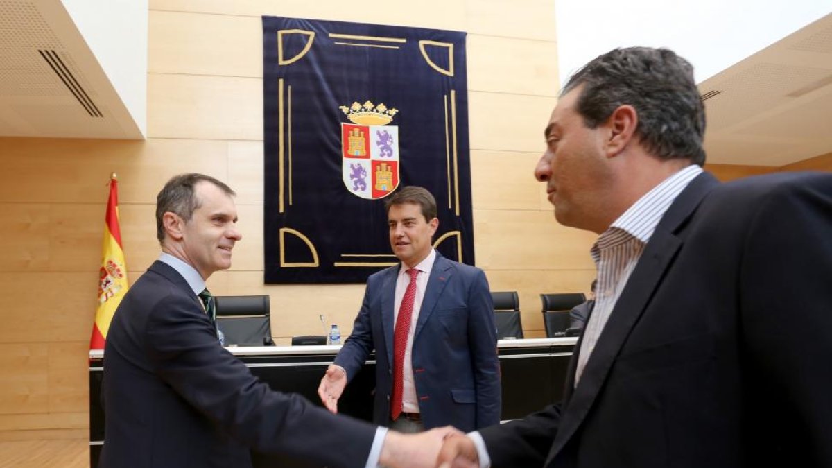 El secretario general de la Consejería de la Presidencia, José Manuel Herrero (I), comparece en la comisión del HUBU para explicar la participación de la Secretaría General de la Consejería de la Presidencia de la Junta en el expediente del HUBU.-ICAL