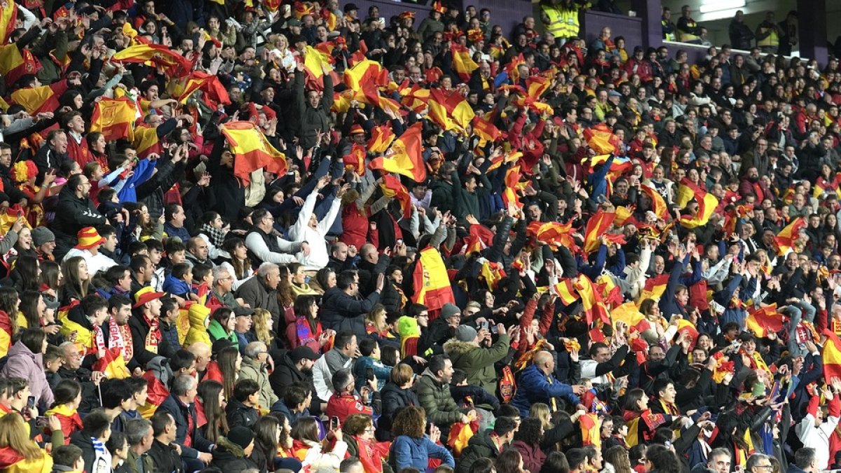 La selección española que festeja el triunfo ante Georgia en Zorrilla. /LOSTAU