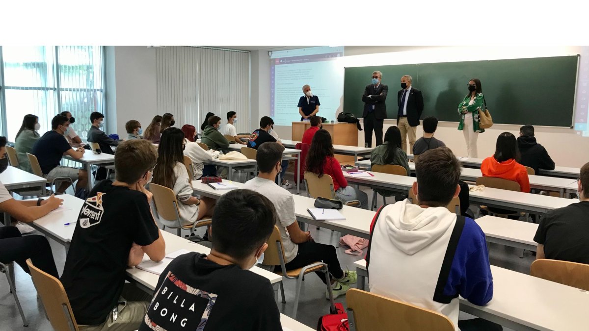 El rector de la UVA saluda a los alumnos en el inicio del curso escolar. ICAL