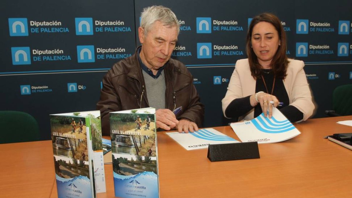 La presidenta de la Diputación, Ana Mª Asenjo(D), firma el convenio de colaboración con el presidente de la Asociación Adeco Canal de Castilla, Antonio Revilla Domínguez(I)-Ical