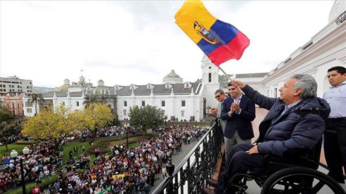 El presidente de Ecuador, Lenín Moreno, en el balcón del Palacio de Carondelet en Quito.-AFP