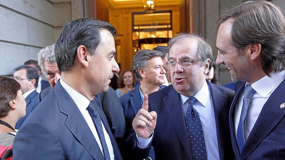 Fernando Martínez Maíllo y Juan Vicente Herrera asisten a la sesión de investidura.-ICAL