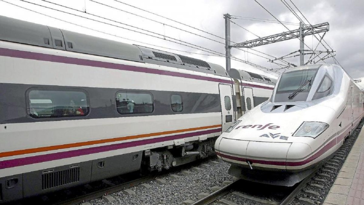 Llegada de un tren AVE a la estación Valladolid Campo Grande.-ICAL