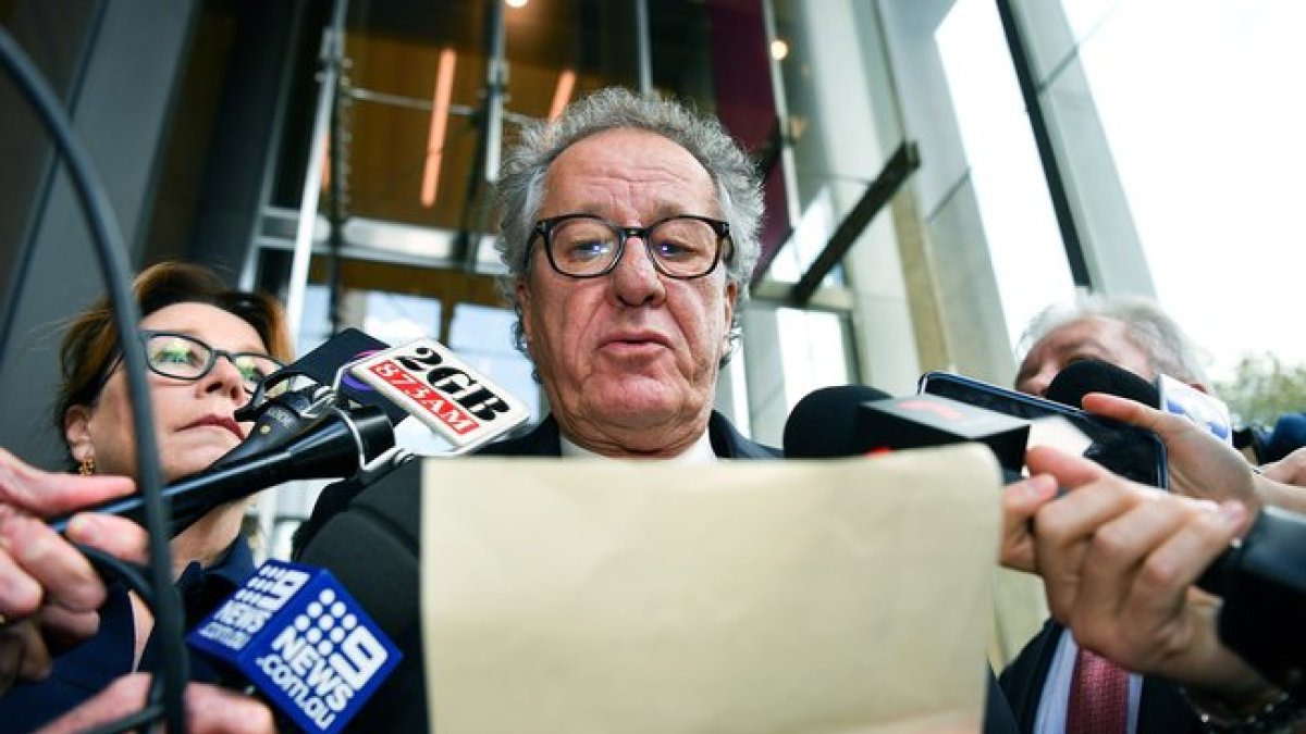 El actor Geoffrey Rush atiende a la prensa tras conocerse el fallo a su favor, en el Tribunal Supremo de Sídney.-EPA/AAP