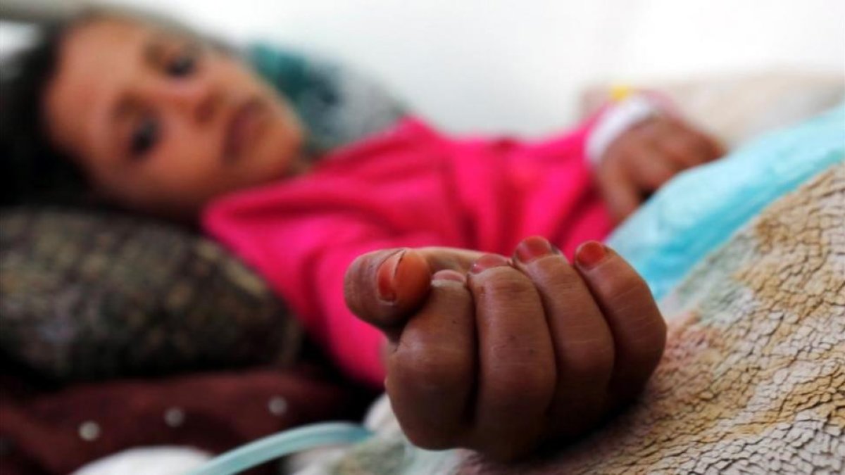 Una niña con desnutricion recibe tratamiento medico en la sala de emergencias de un hospital de Saná.-EFE / YAHYA ARHAB