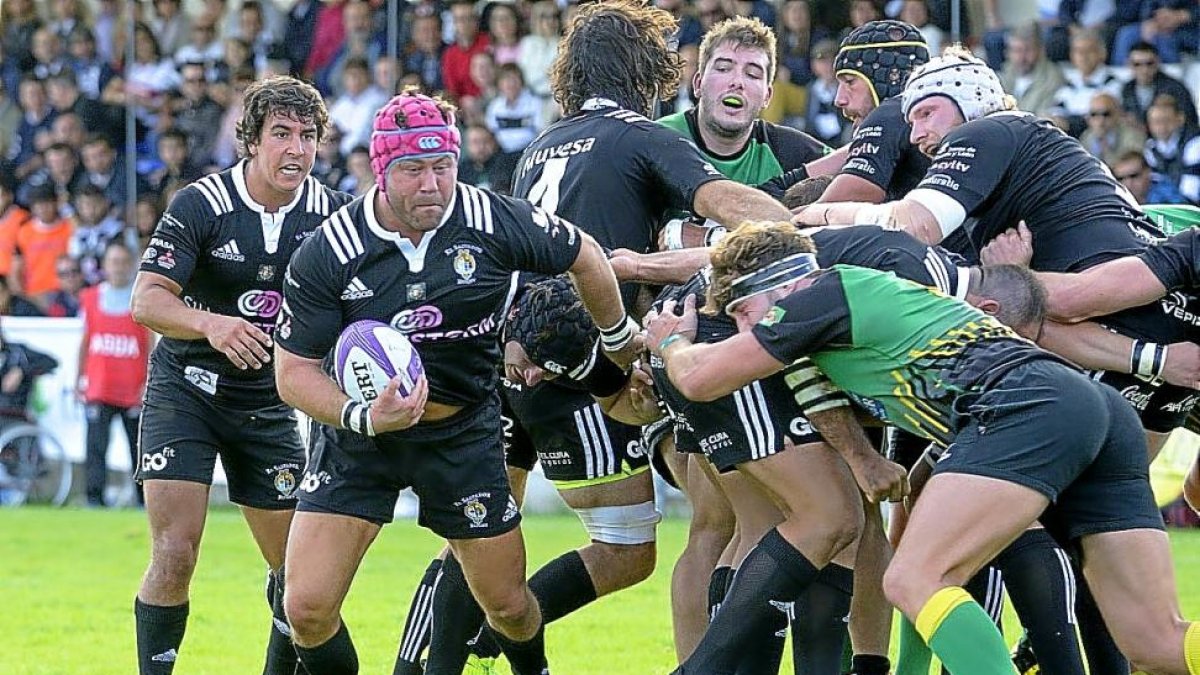 Manu Serrano se lleva el oval en el partido de la EPCR frente al Dendermonde.-J. L. USEROS