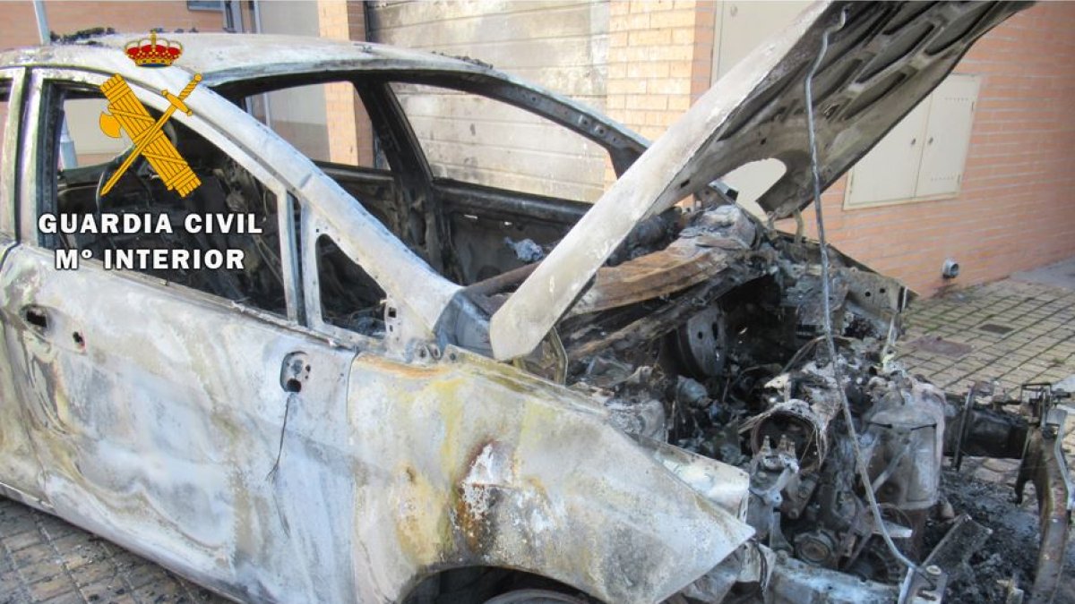 Coche incendiado.- E.M.