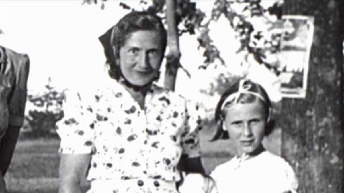 La escritora Angelika Schrobsdorff, de niña, con su madre, cuya historia cuenta en 'Tú no eres como otras madres'.-