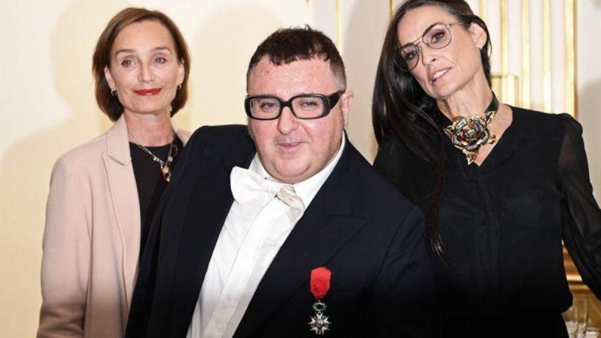 Elbert Elbaz, en París, junto a las actrices Demi Moore y Kristin Scott Thomas.-