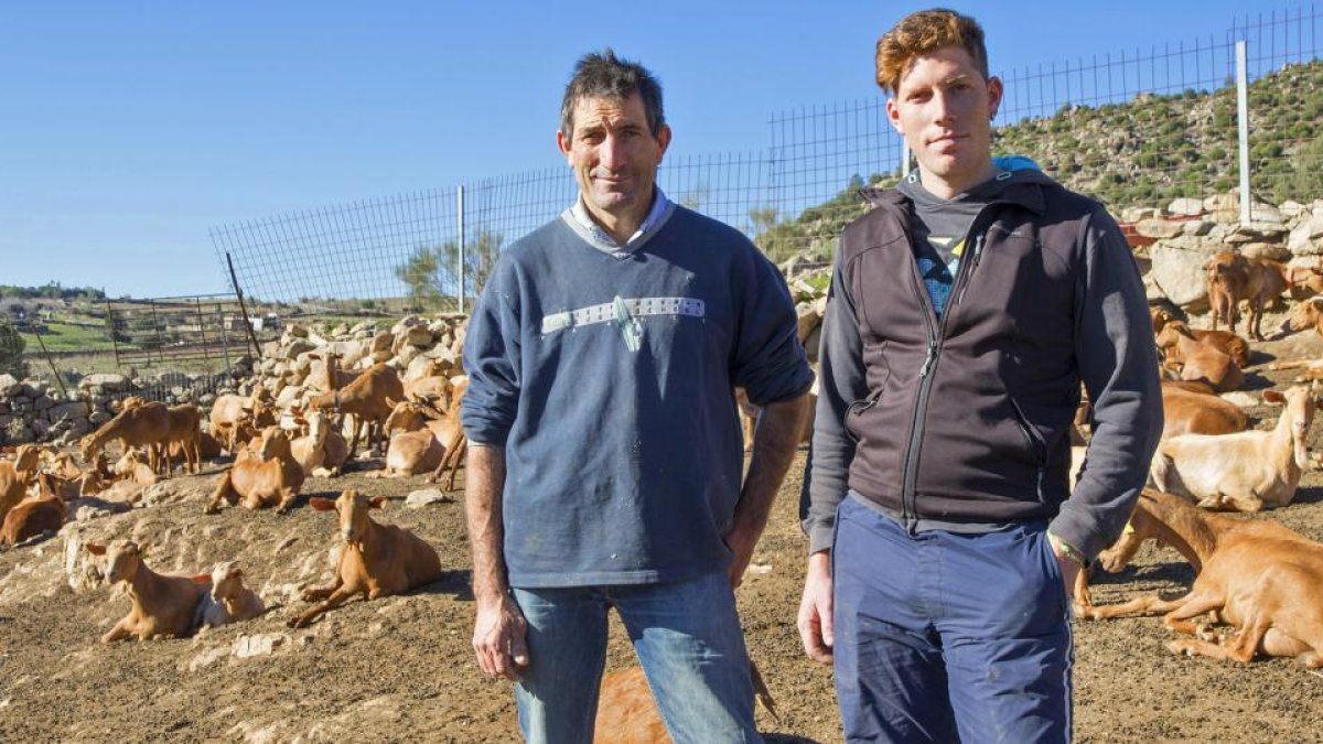 Luis Miguel Candil, natural de El Barraco (Ávila), es la cuarta generación de ganaderos de caprino. En la imagen aparece junto a su hijo Diego, en proceso de incorporación al sector.-ICAL