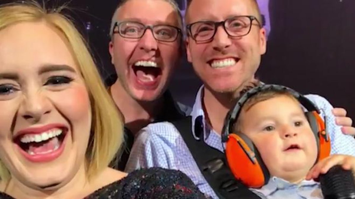 Adele se hace un selfi con unos padres gays y su bebé, durante el concierto de Toronto (Canadá).-