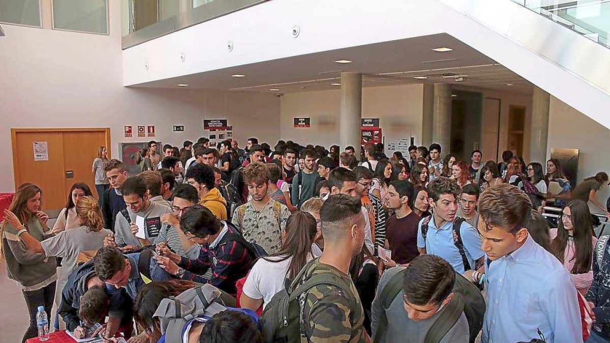 El vestíbulo de la UEMC se llenó de estudiantes en la jornada de puertas abiertas.-EM
