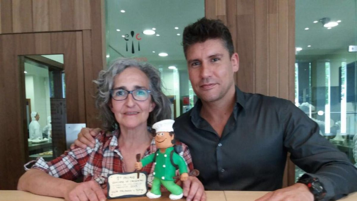 Belén Sánchez y Alfonso del Caño, dueño del Corinto, con el premio-EL MUNDO
