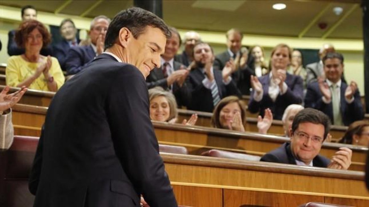 Pedro Sánchez es aplaudido por sus diputados en el debate de investidura, el pasado viernes.-AGUSTÍN CATALÁN