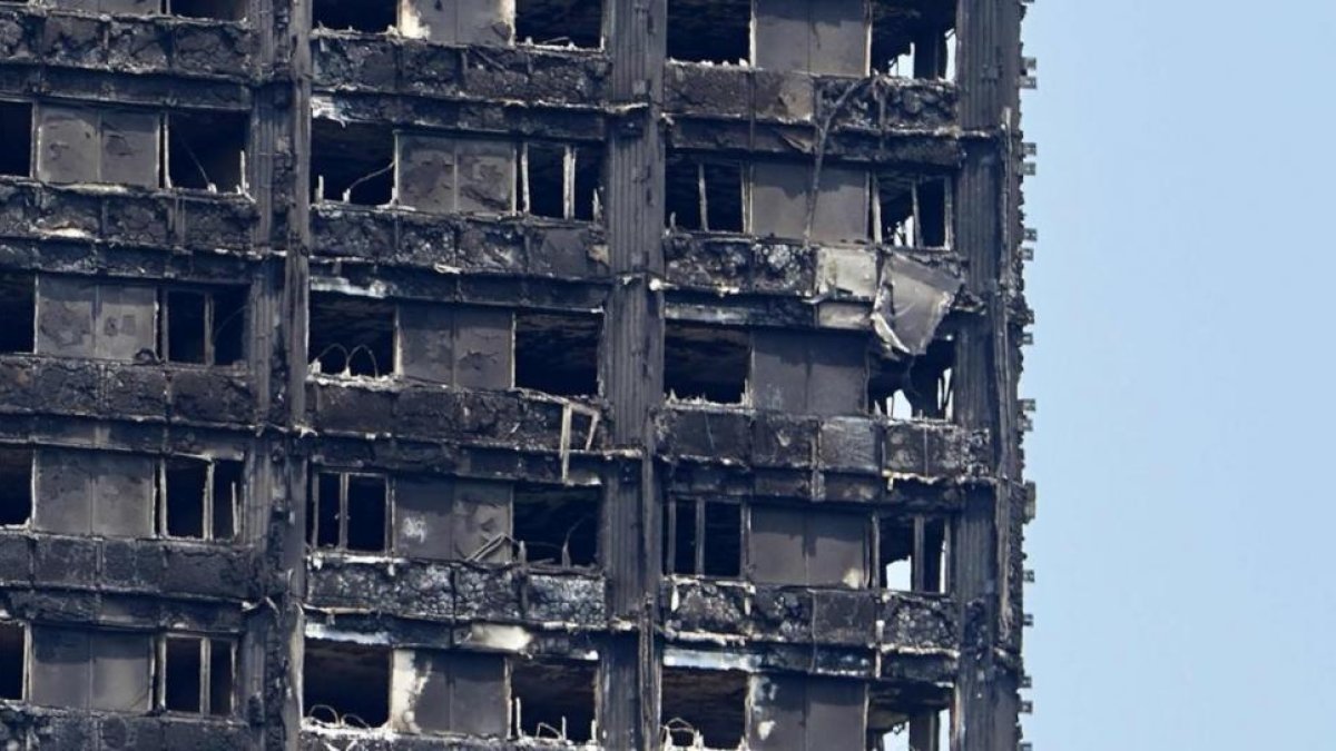 Imagen de la estructura de la 'Grenfell Tower' de Londres tras el incendio que ha acabado con la vida de 79 personas.-NIKLAS HALLEN