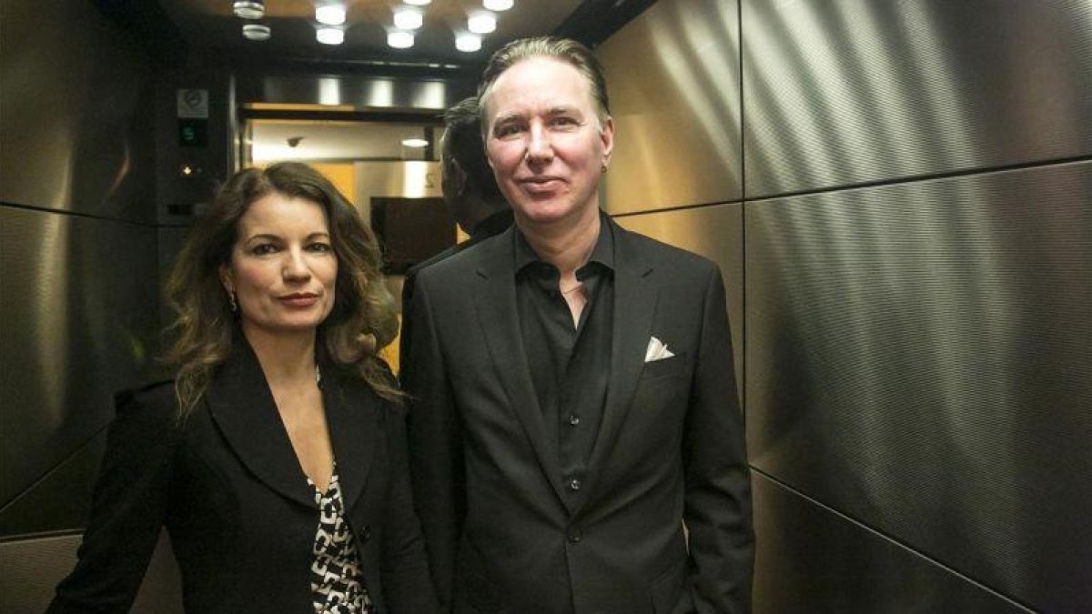 El matrimonio sueco bajo el que se oculta el seudónimo Lars Kepler, durante su visita a Barcelona para presentar El cazador.-JOAN PUIG