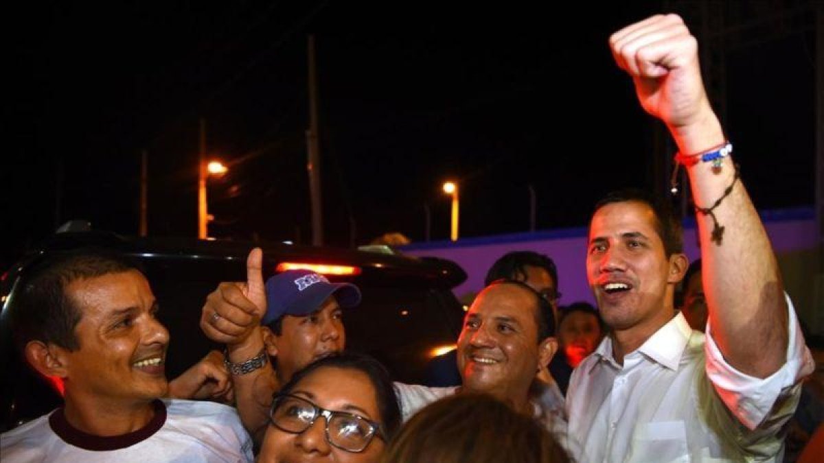 Guaidó (derecha) posa con unos simpatizantes en Ecuador.-RODRIGO BUENDIA (AFP)