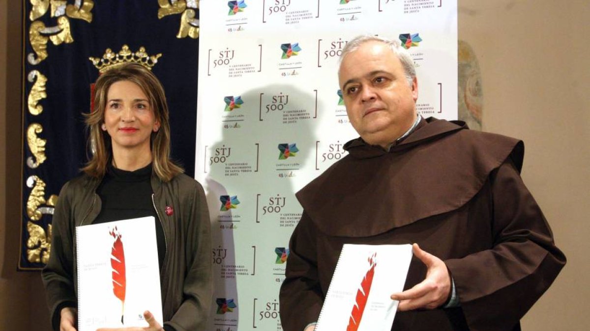 La consejera de Cultura y Turismo, Alicia García junto al vicario general de la Orden de los Carmelitas Descalzos, Padre Emilio José Martínez-Ical