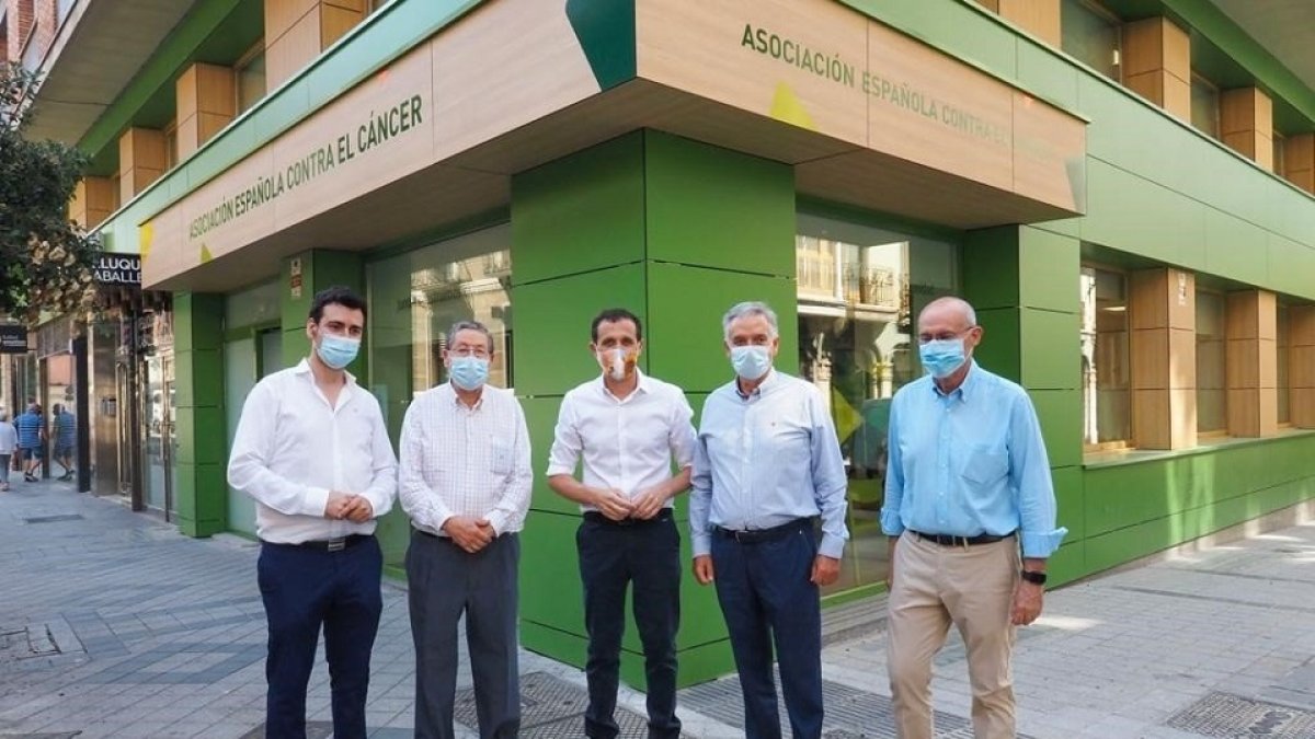 Conrado Íscar (C) y Domínguez (2D) ante la nueva sede de la AECC. - DIP VALLADOLID
