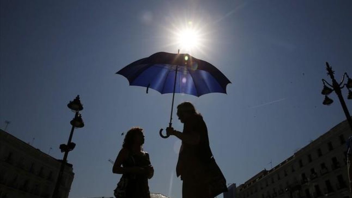 Vista de la Puerta del Sol de Madrid, bajo el intenso calor.-JUAN CARLOS HIDALGO/EFE
